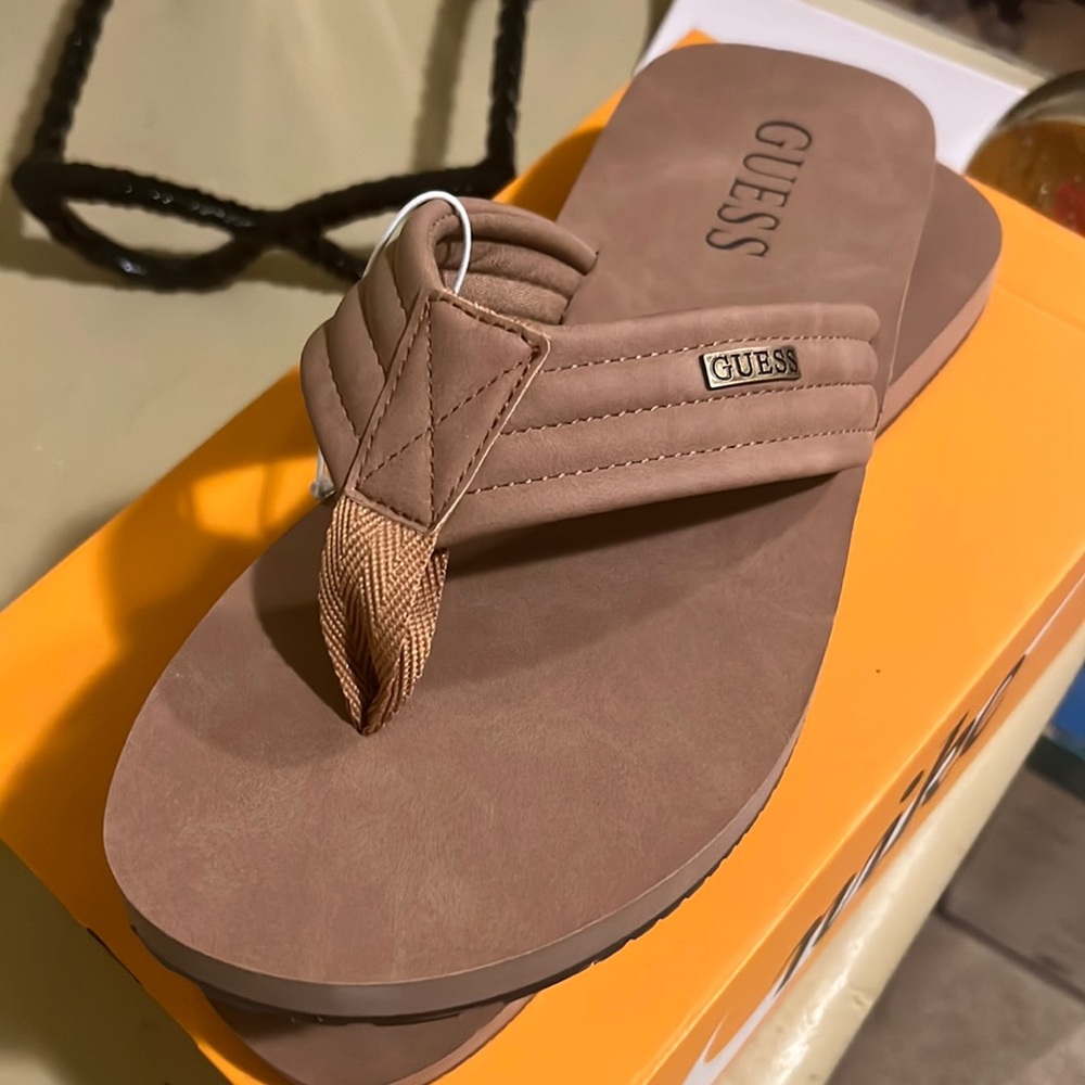Size 12 men’s Guess slides. Never worn new
